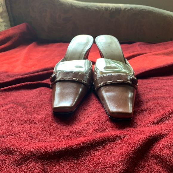 Size 9 women’s mule, never worn, excellent condition. - Picture 3 of 8